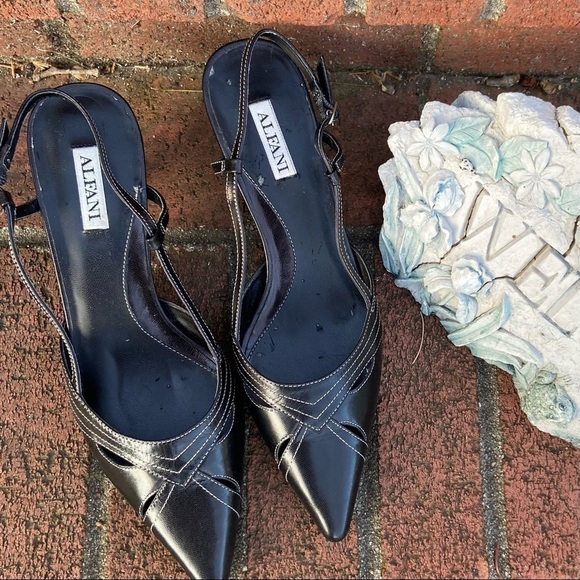 𝅺ALFANI leather shoes. Perfectly appointed black mid-heel clean and like new. - Picture 2 of 7